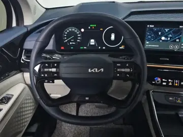2025 Kia Carnival с пробегом 5 884 км