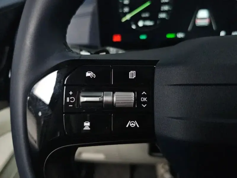 2025 Kia Carnival с пробегом 5 884 км