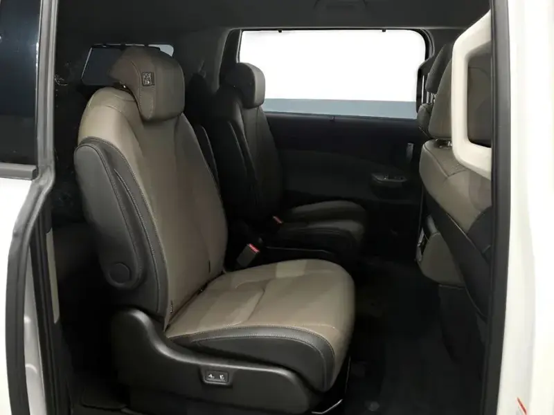 2025 Kia Carnival с пробегом 9 863 км