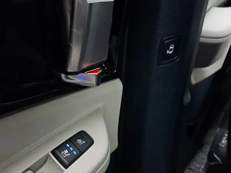 2025 Kia Carnival с пробегом 8 992 км