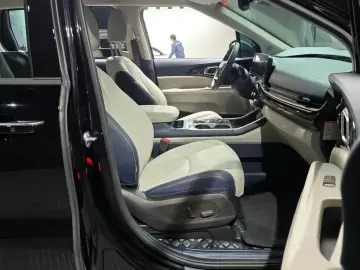 2025 Kia Carnival с пробегом 8 431 км