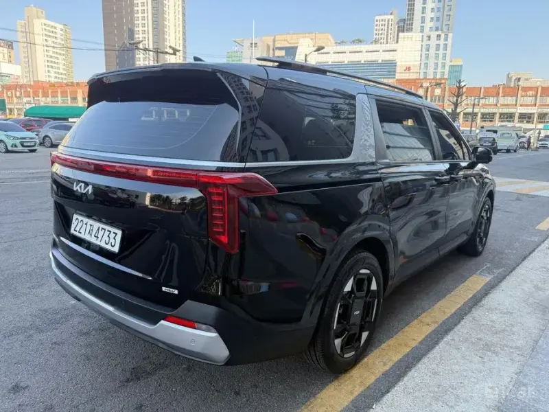 2025 Kia Carnival с пробегом 15 400 км