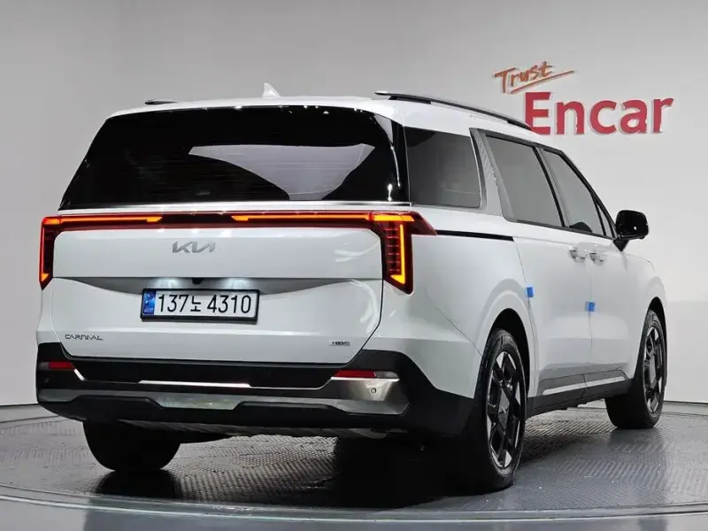 2025 Kia Carnival с пробегом 8 500 км