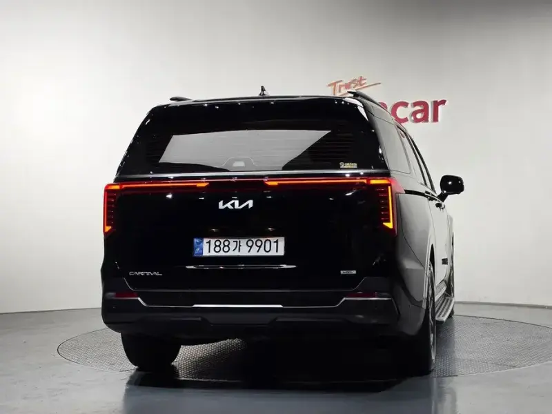 2025 Kia Carnival с пробегом 4 951 км