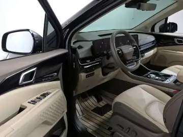 2025 Kia Carnival с пробегом 4 951 км