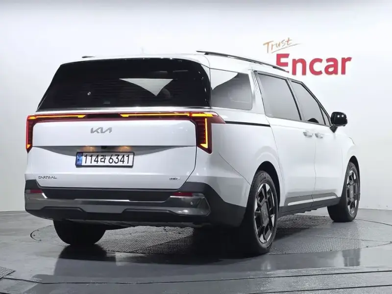 2024 Kia Carnival с пробегом 9 946 км