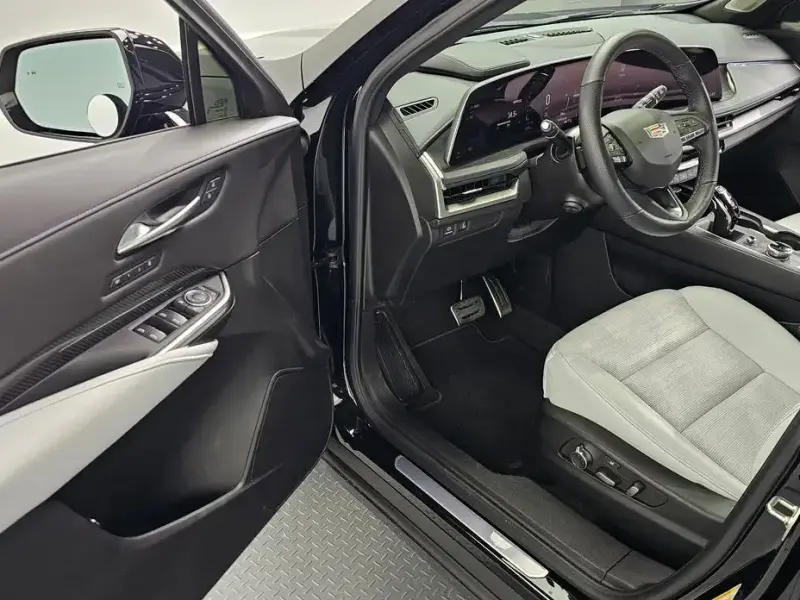 2024 Cadillac XT4 с пробегом 6 177 км