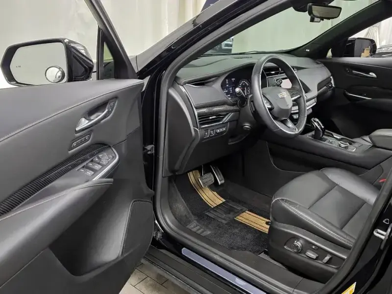2023 Cadillac XT4 с пробегом 14 290 км