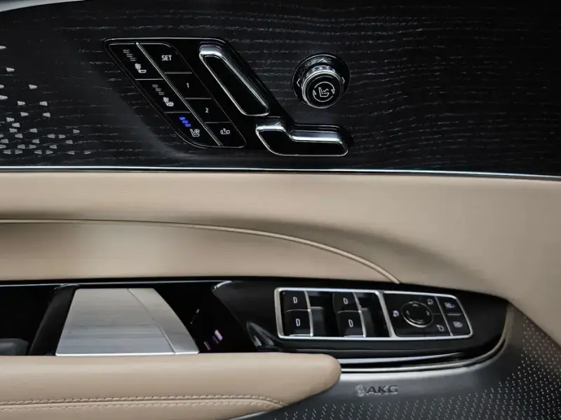 2024 Cadillac Lyriq с пробегом 9 650 км