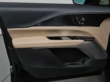 2024 Cadillac Lyriq с пробегом 9 650 км