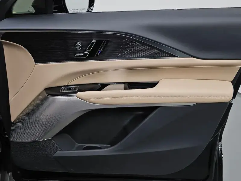 2024 Cadillac Lyriq с пробегом 9 650 км