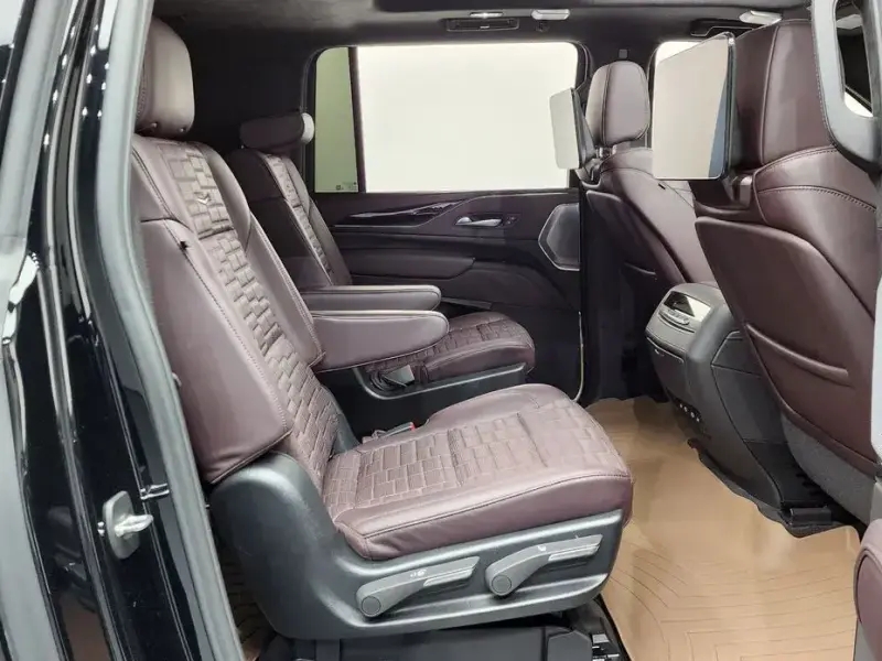 2024 Cadillac Escalade с пробегом 29 976 км