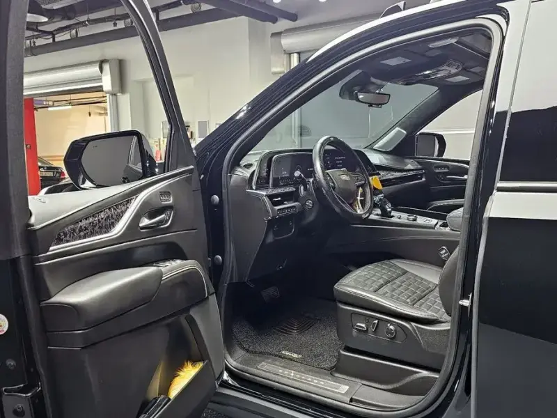 2022 Cadillac Escalade с пробегом 27 583 км