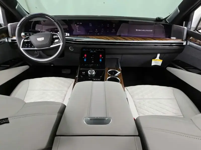 2025 Cadillac Escalade с пробегом 3 995 км