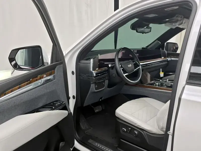 2025 Cadillac Escalade с пробегом 3 995 км