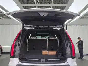 2025 Cadillac Escalade с пробегом 3 995 км
