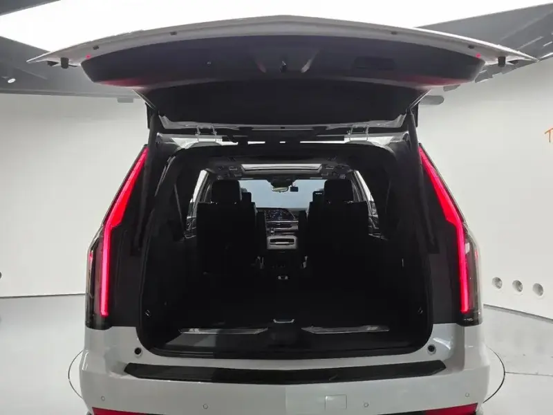 2023 Cadillac Escalade с пробегом 11 775 км
