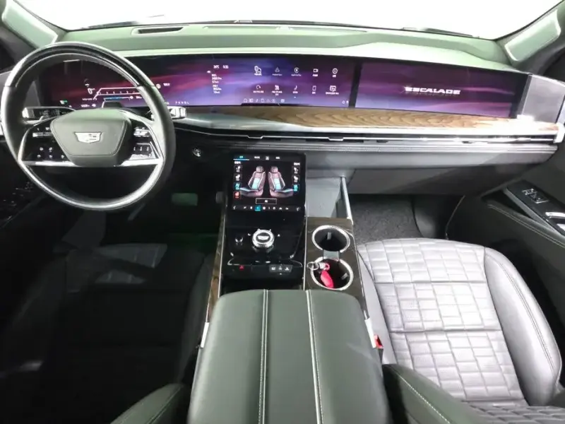 2025 Cadillac Escalade с пробегом 14 237 км