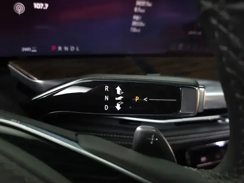 2025 Cadillac Escalade с пробегом 14 237 км