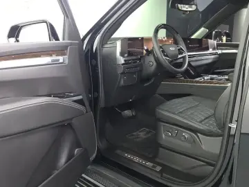 2025 Cadillac Escalade с пробегом 14 237 км
