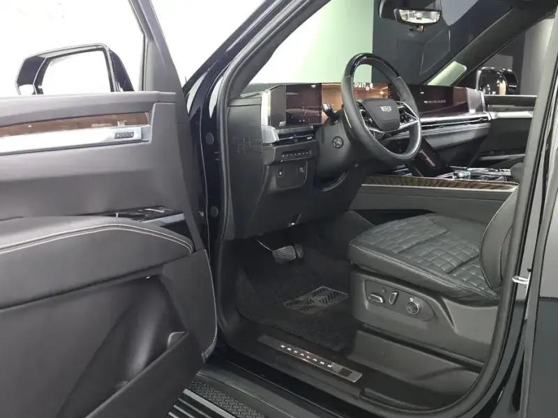 2025 Cadillac Escalade с пробегом 14 237 км