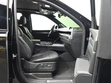 2025 Cadillac Escalade с пробегом 14 237 км