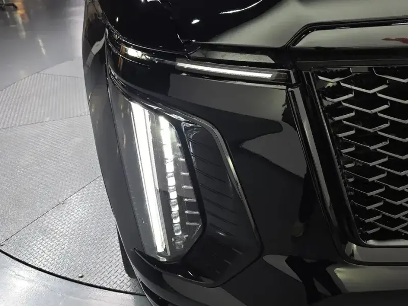 2025 Cadillac Escalade с пробегом 14 237 км