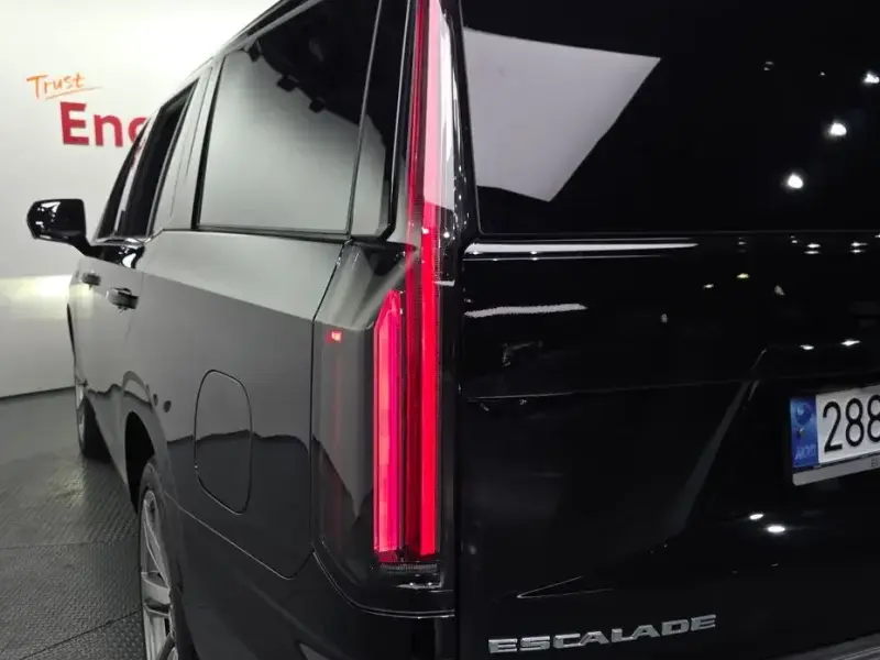 2025 Cadillac Escalade с пробегом 14 237 км