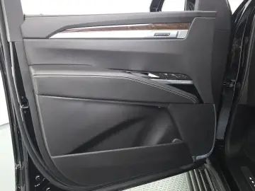 2025 Cadillac Escalade с пробегом 14 237 км