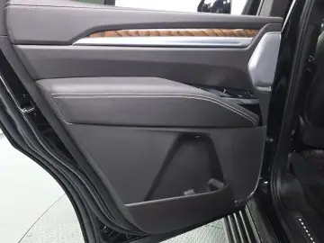 2025 Cadillac Escalade с пробегом 14 237 км