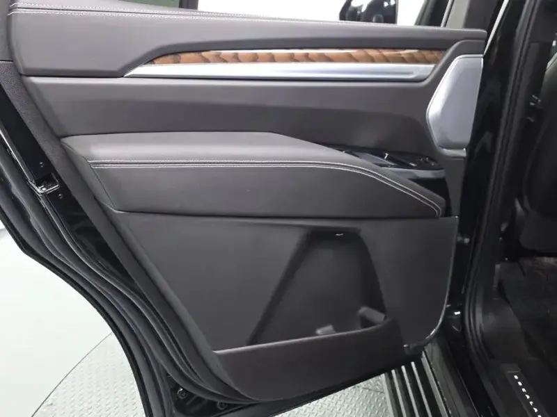 2025 Cadillac Escalade с пробегом 14 237 км