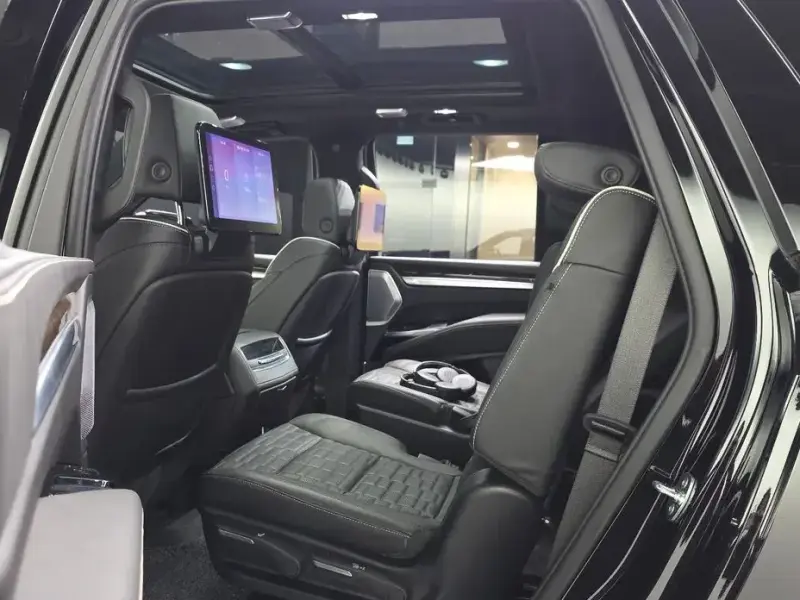 2025 Cadillac Escalade с пробегом 14 237 км