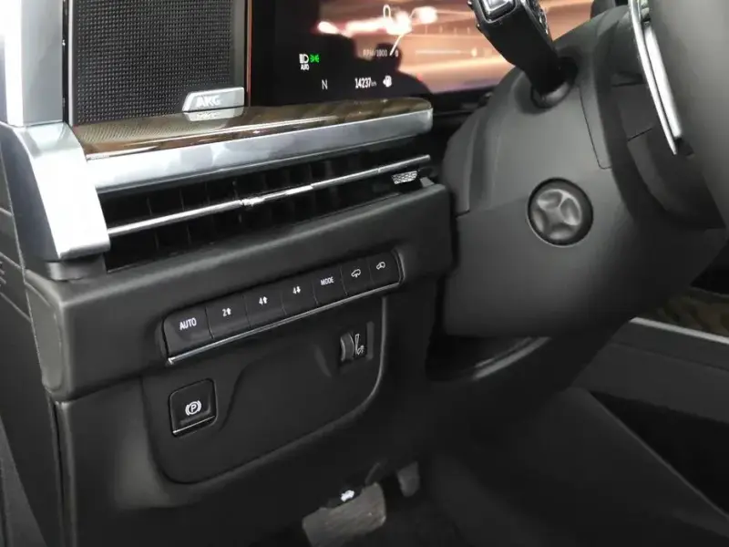 2025 Cadillac Escalade с пробегом 14 237 км