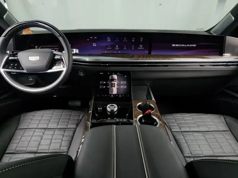 2025 Cadillac Escalade с пробегом 14 837 км