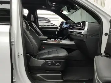 2025 Cadillac Escalade с пробегом 14 837 км