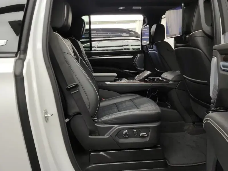 2025 Cadillac Escalade с пробегом 14 837 км