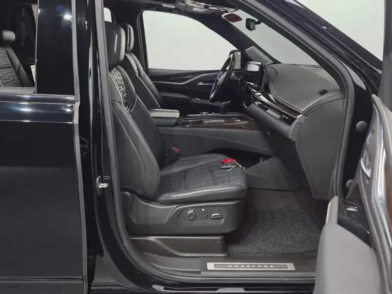2023 Cadillac Escalade с пробегом 49 109 км