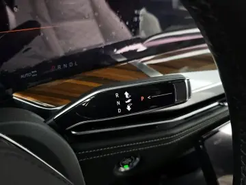 2025 Cadillac Escalade с пробегом 5 888 км