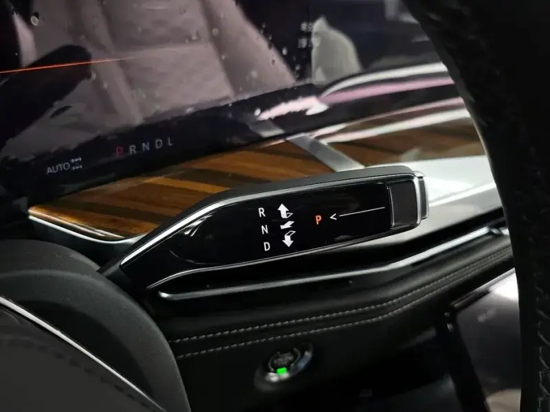 2025 Cadillac Escalade с пробегом 5 888 км