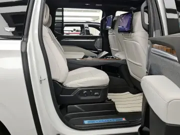 2025 Cadillac Escalade с пробегом 5 888 км