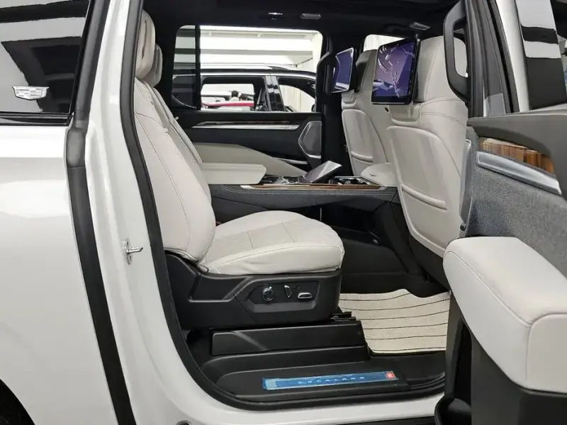2025 Cadillac Escalade с пробегом 5 888 км