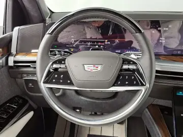 2025 Cadillac Escalade с пробегом 5 888 км