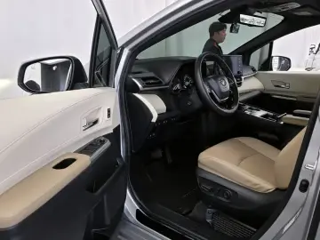 2023 Toyota Sienna с пробегом 68 149 км