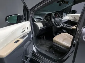 2023 Toyota Sienna с пробегом 57 063 км