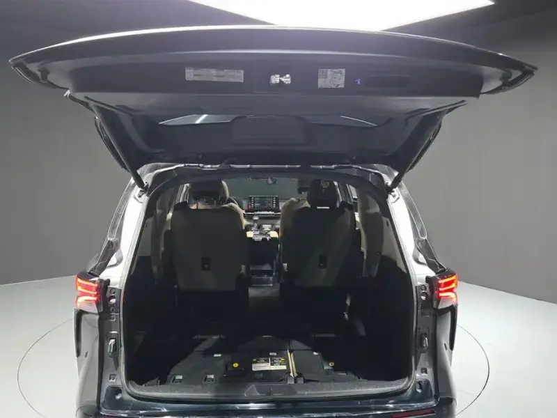 2023 Toyota Sienna с пробегом 57 063 км