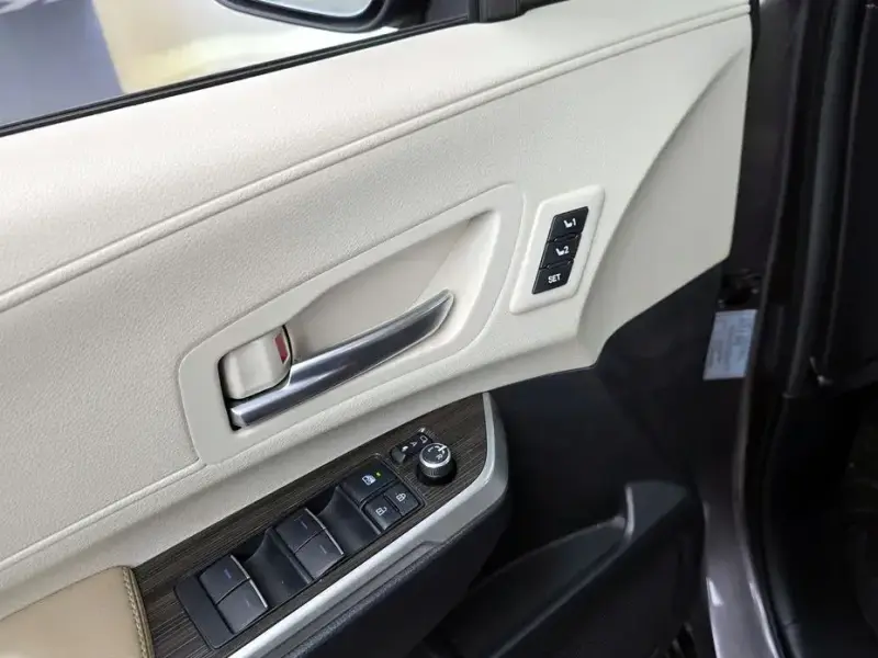 2021 Toyota Sienna с пробегом 77 917 км