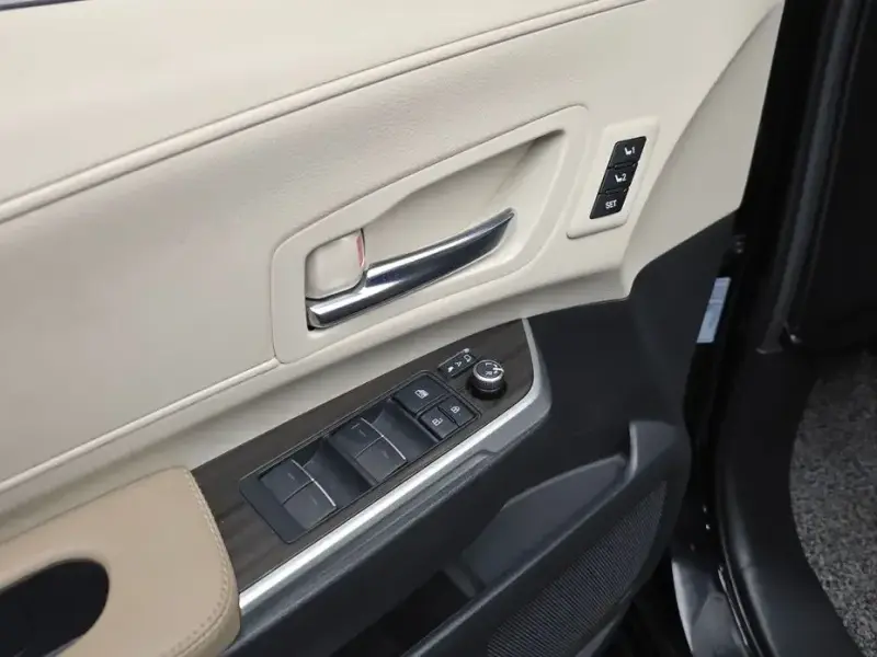 2022 Toyota Sienna с пробегом 70 164 км