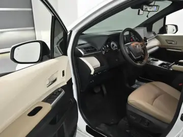 2023 Toyota Sienna с пробегом 17 178 км