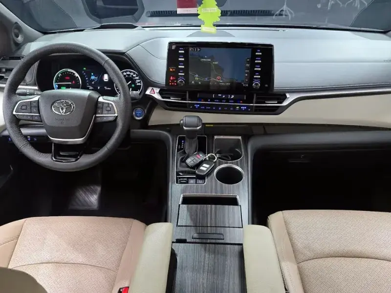 2023 Toyota Sienna с пробегом 37 338 км