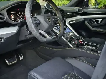 2023 Lamborghini Urus с пробегом 9 300 км